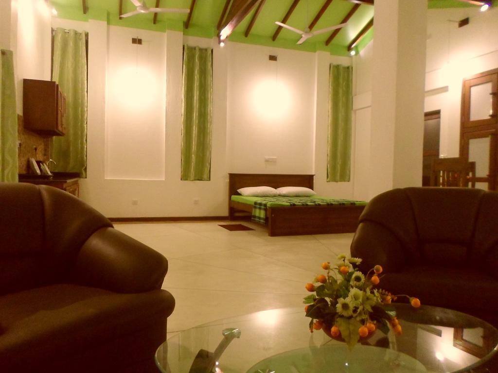 Nilas Guesthouse ฮิกคาดูวา ภายนอก รูปภาพ