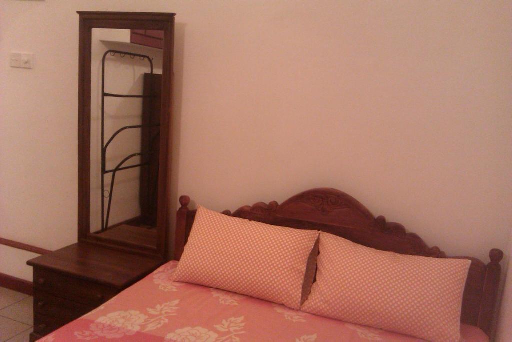 Nilas Guesthouse ฮิกคาดูวา ห้อง รูปภาพ