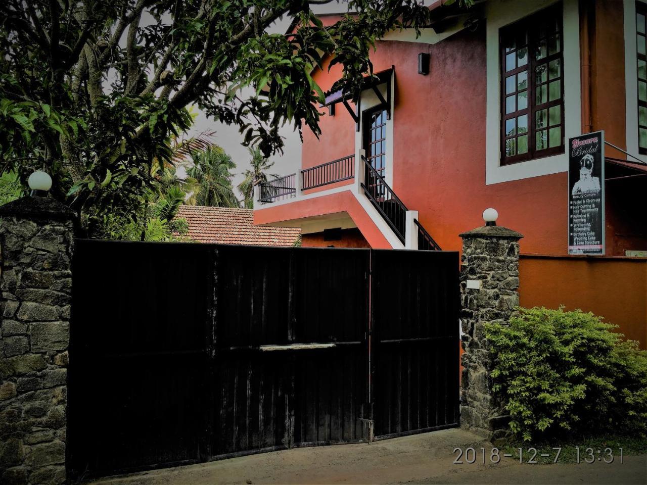 Nilas Guesthouse ฮิกคาดูวา ภายนอก รูปภาพ
