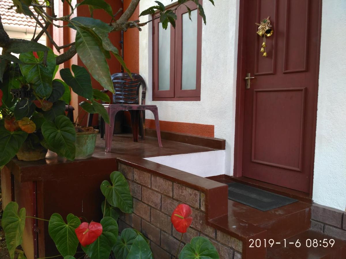 Nilas Guesthouse ฮิกคาดูวา ภายนอก รูปภาพ